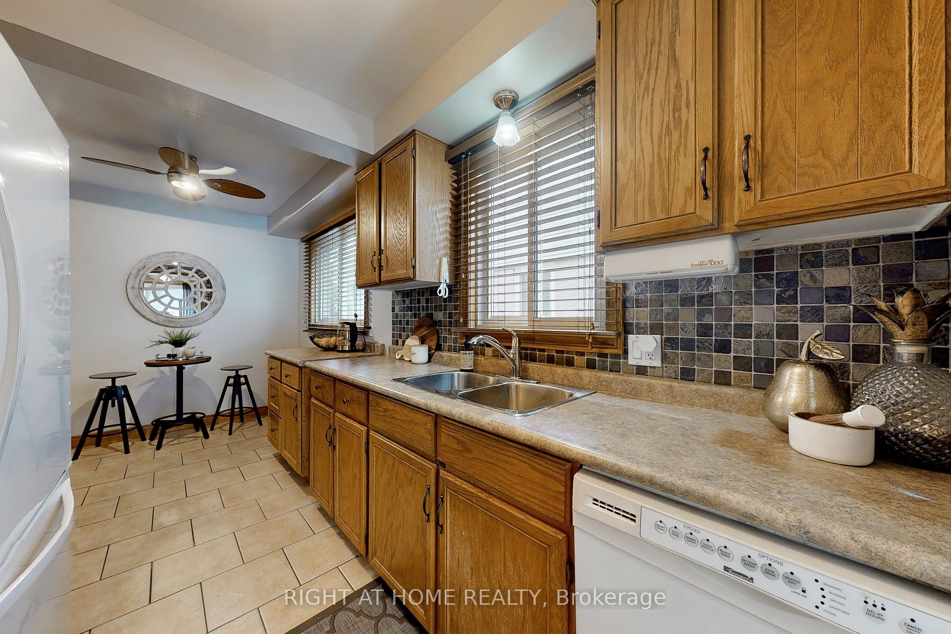 Photo 3 of 174 Overbank Drive, Oshawa, McLaughlin — HOMEH