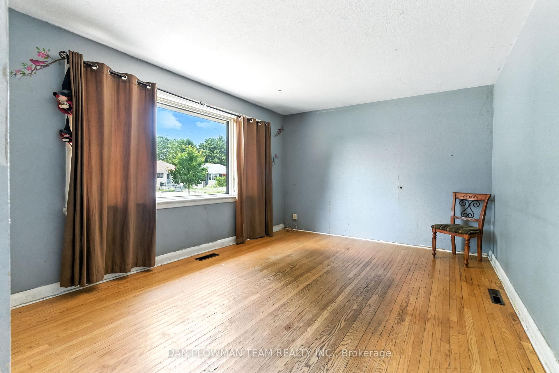Photo 2 of 299 Windsor Street, Oshawa, Donevan — HOMEH