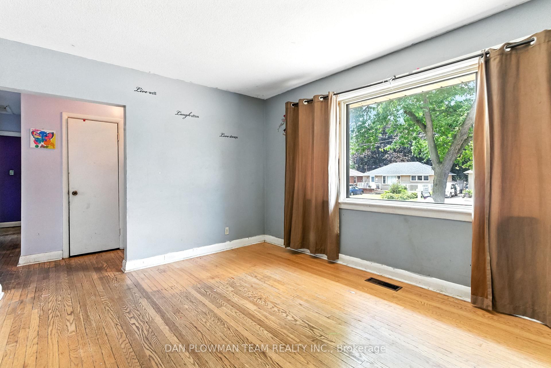Photo 3 of 299 Windsor Street, Oshawa, Donevan — HOMEH
