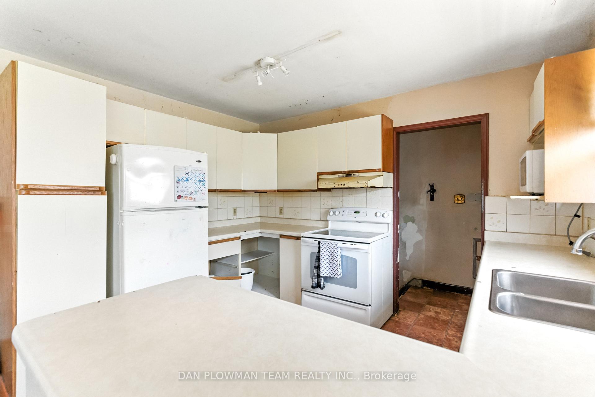 Photo 6 of 299 Windsor Street, Oshawa, Donevan — HOMEH