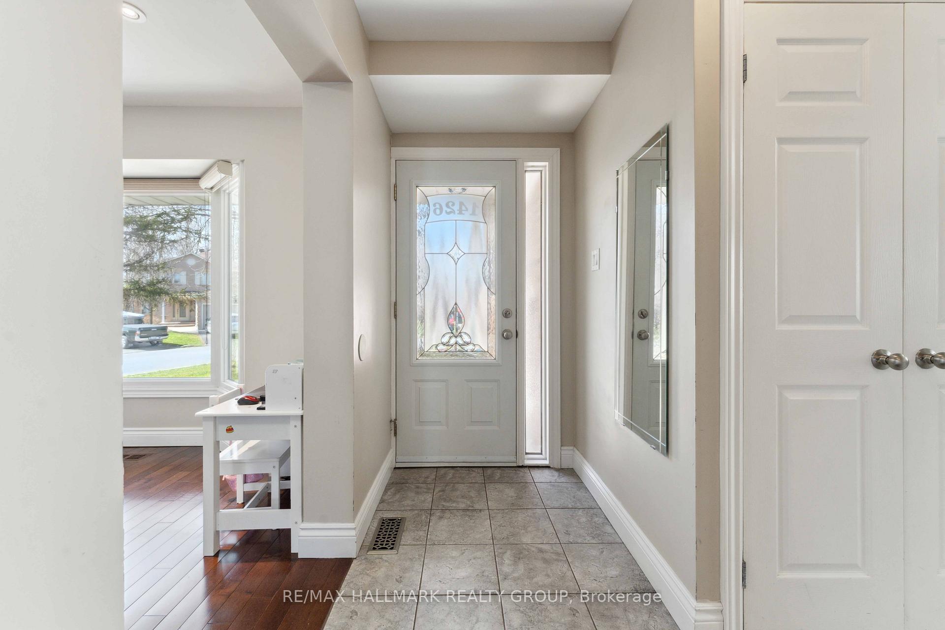 Photo 3 of 1426 Larkhaven Crescent, Ottawa, Orleans/Sunridge — HOMEH