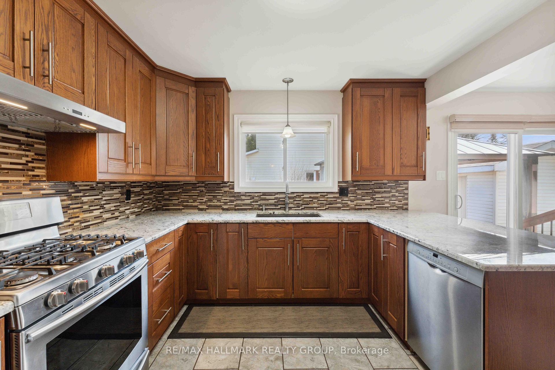 Photo 11 of 1426 Larkhaven Crescent, Ottawa, Orleans/Sunridge — HOMEH