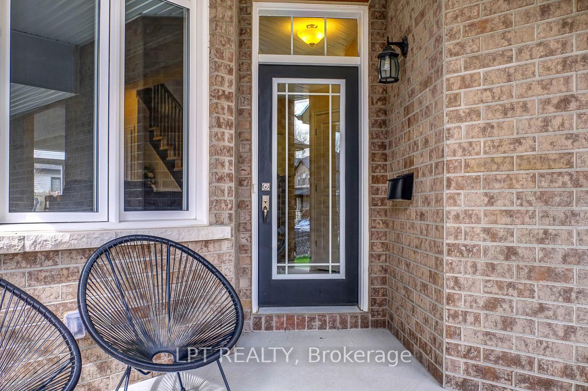 Photo 3 of 214 Shinleaf Crescent, Ottawa, Mer Bleue/Bradley Estates/Anderson Park — HOMEH