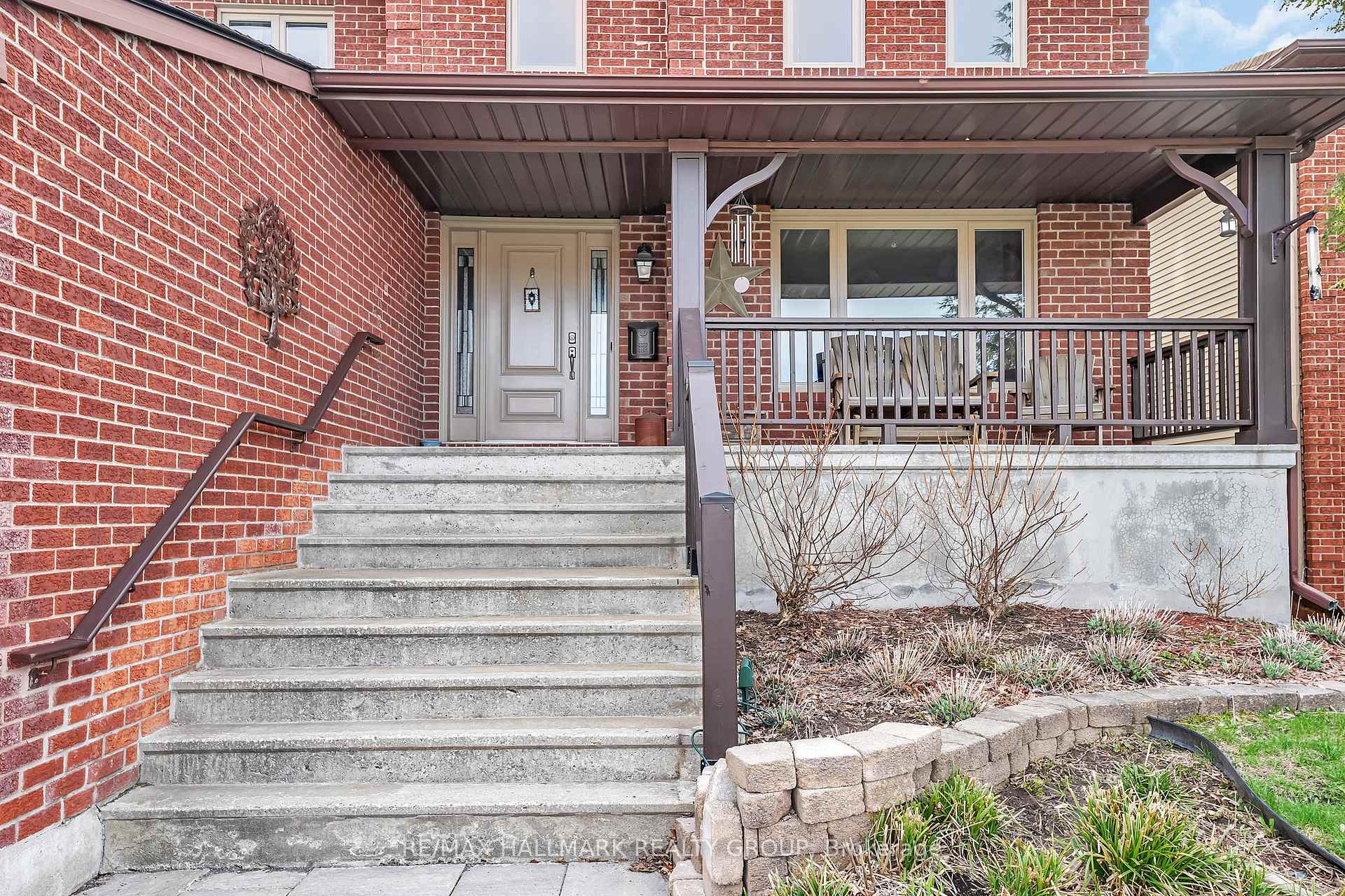 Photo 2 of 1814 Thornecrest Street, Ottawa, Chapel Hill — HOMEH