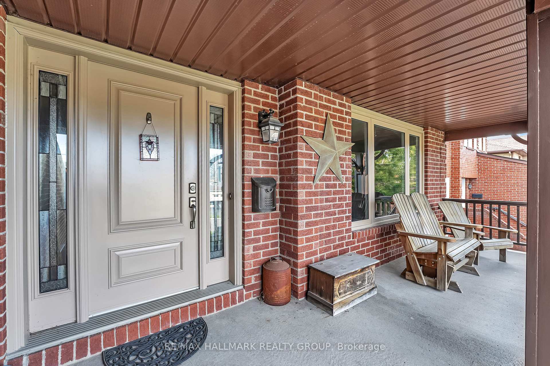 Photo 3 of 1814 Thornecrest Street, Ottawa, Chapel Hill — HOMEH