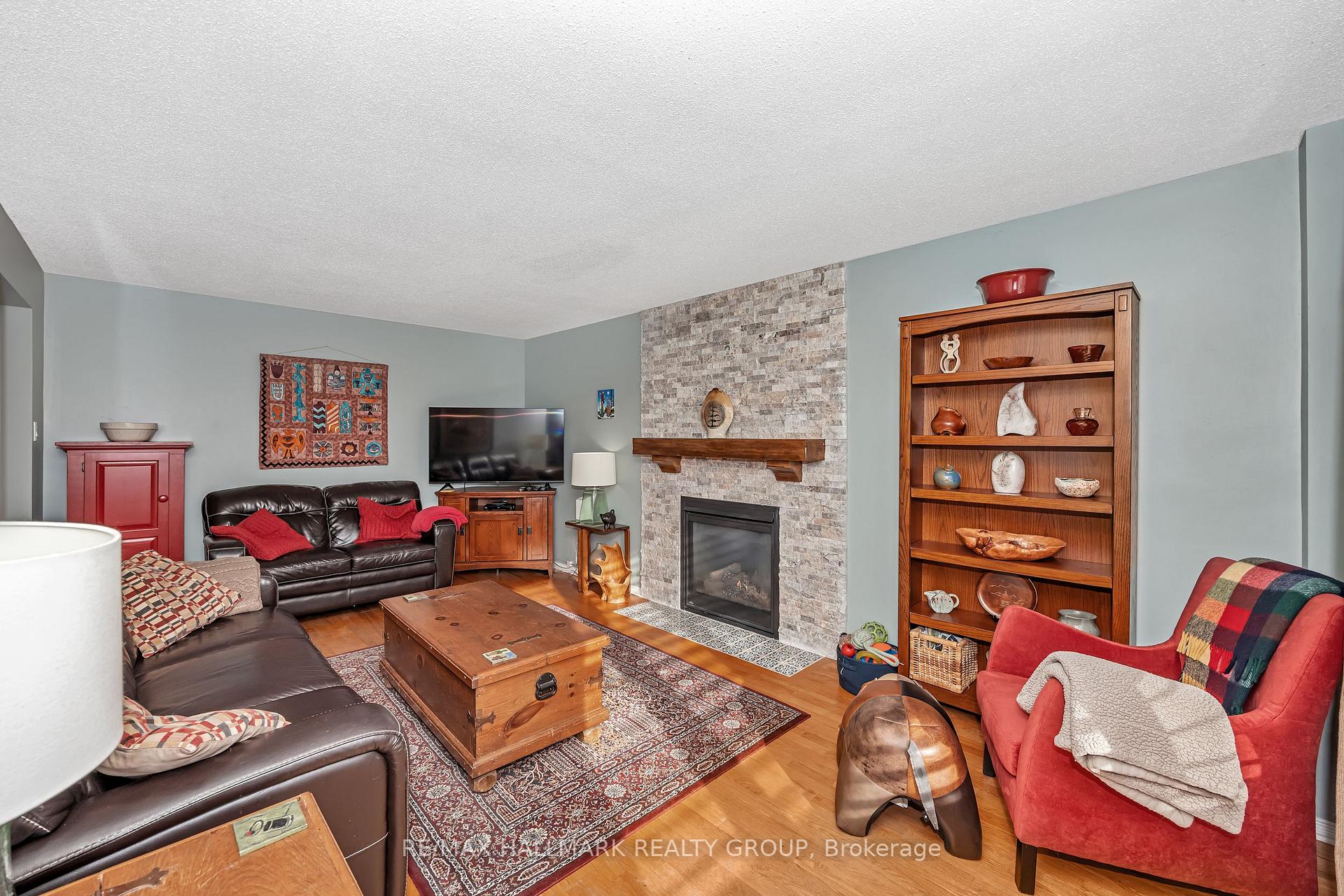 Photo 5 of 1814 Thornecrest Street, Ottawa, Chapel Hill — HOMEH