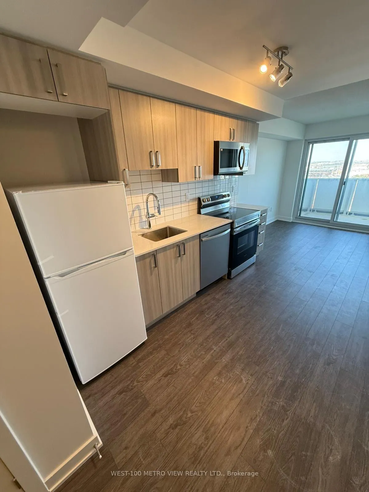 Photo 3 of Unit 1104, 1010 Sandy Beach Road, Pickering, Bay Ridges — HOMEH