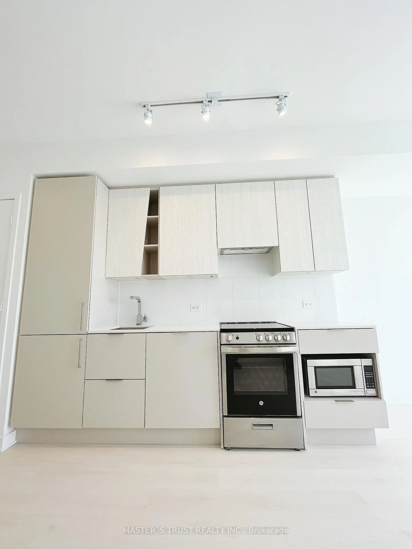 Photo 5 of Unit 2205, 3900 Confederation Parkway, Mississauga, City Centre — HOMEH