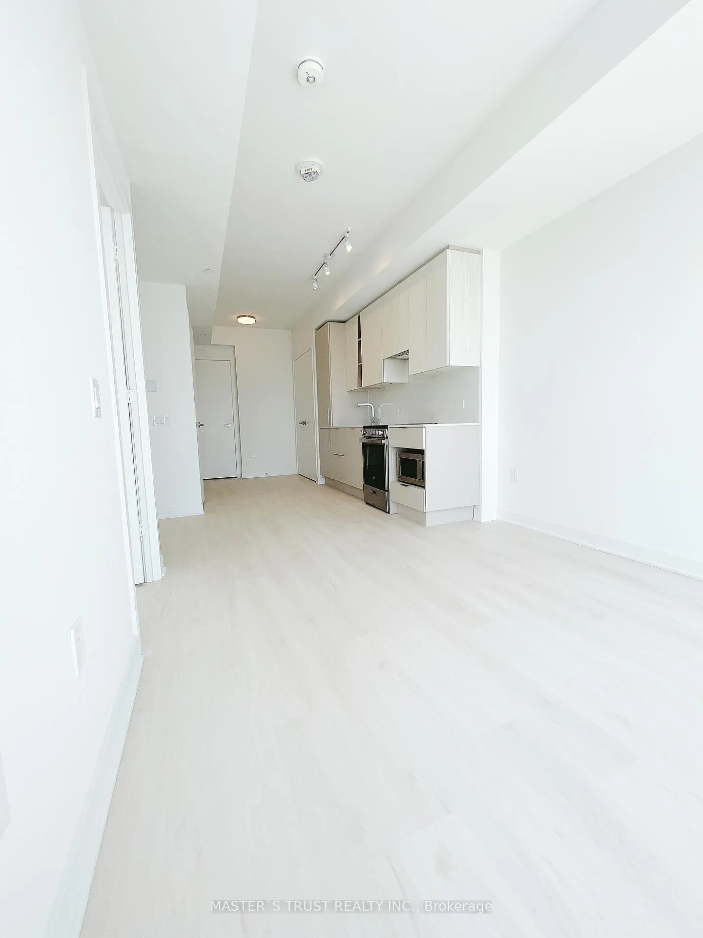 Photo 6 of Unit 2205, 3900 Confederation Parkway, Mississauga, City Centre — HOMEH