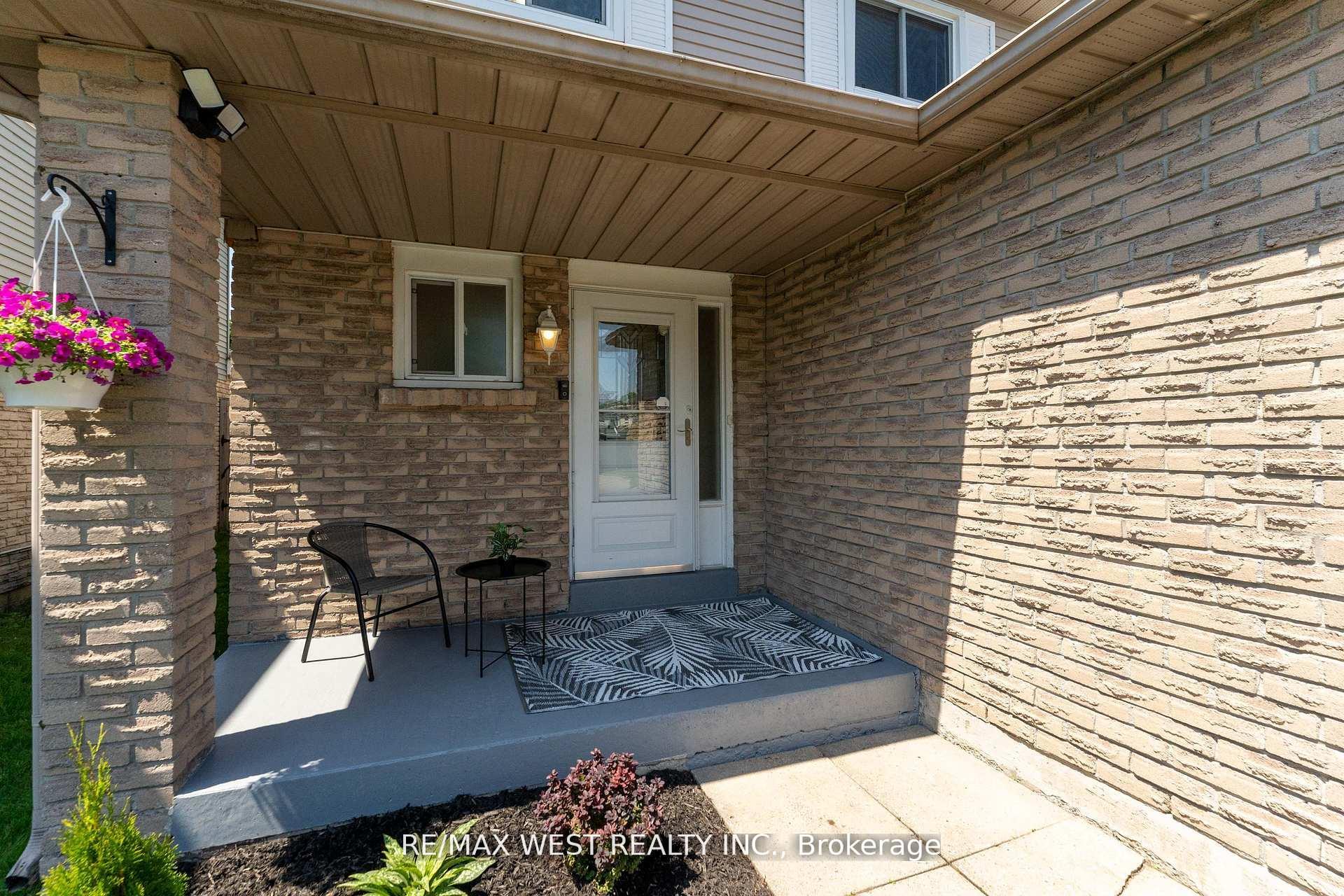 Photo 3 of 172 Lichen Crescent, Oshawa, McLaughlin — HOMEH