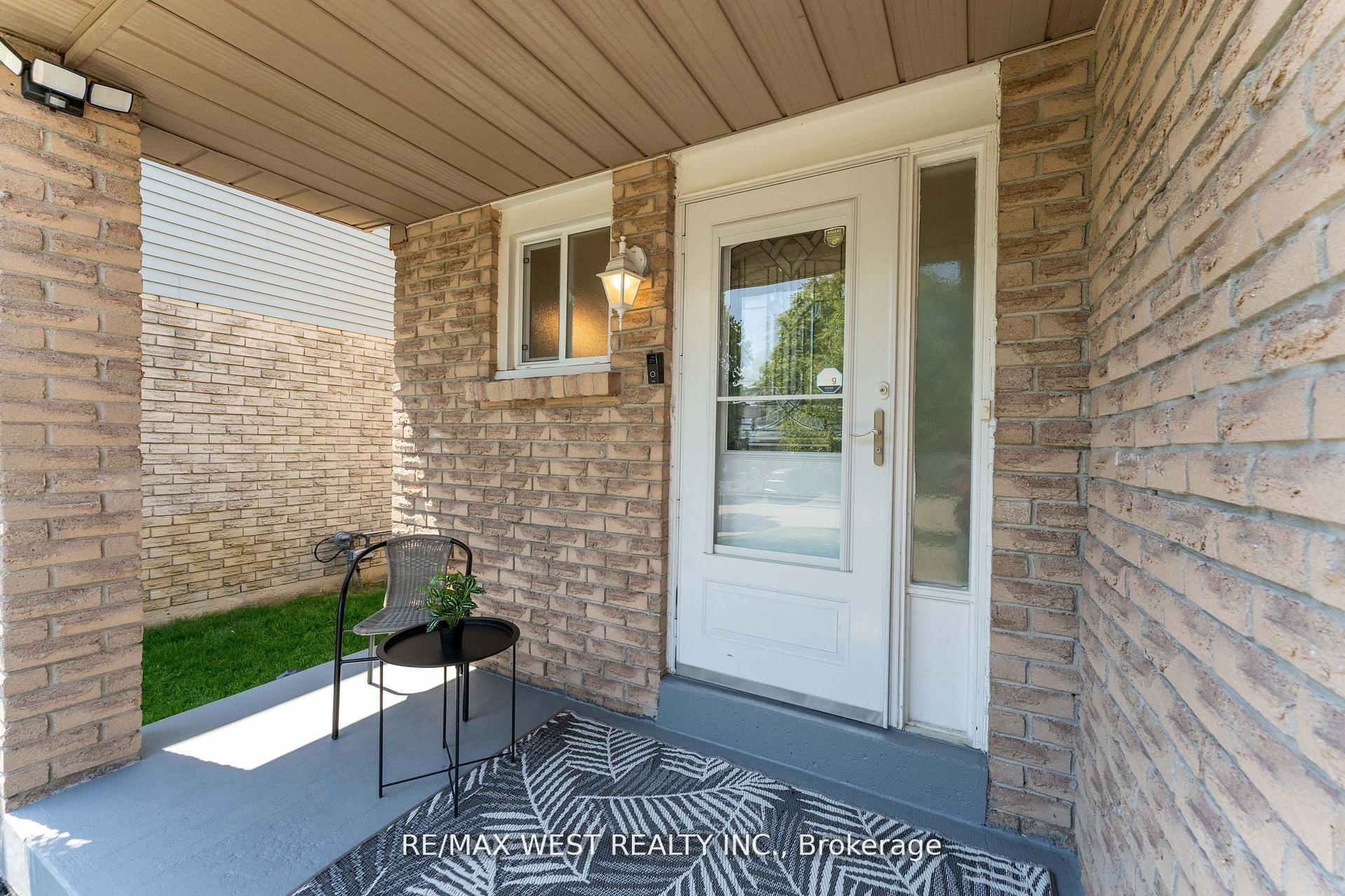 Photo 4 of 172 Lichen Crescent, Oshawa, McLaughlin — HOMEH