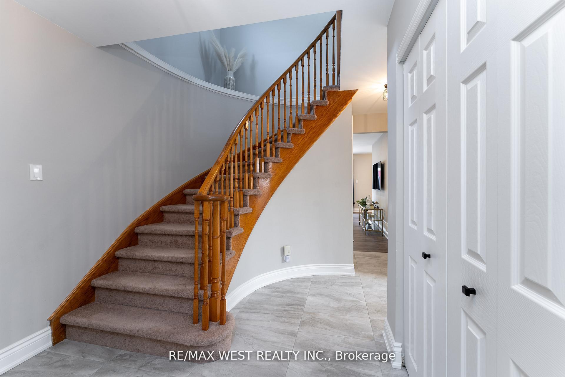 Photo 5 of 172 Lichen Crescent, Oshawa, McLaughlin — HOMEH
