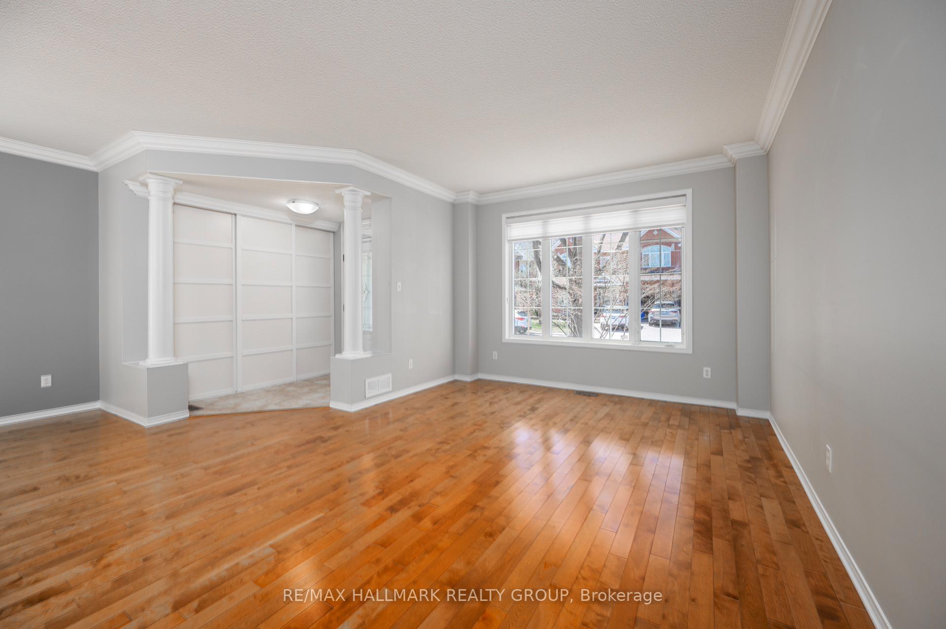 Photo 5 of 2031 Silver Pines Crescent, Ottawa, Chapel Hill South - Orleans Village — HOMEH