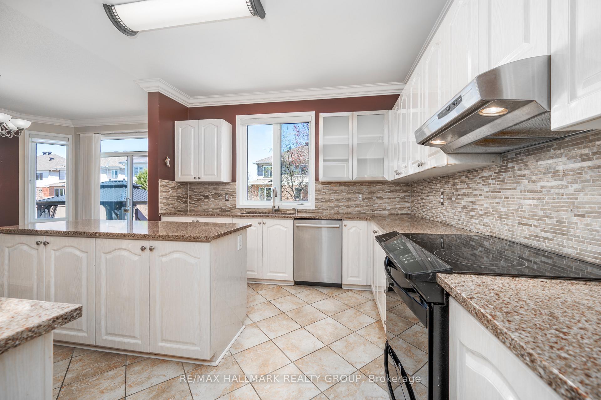 Photo 10 of 2031 Silver Pines Crescent, Ottawa, Chapel Hill South - Orleans Village — HOMEH