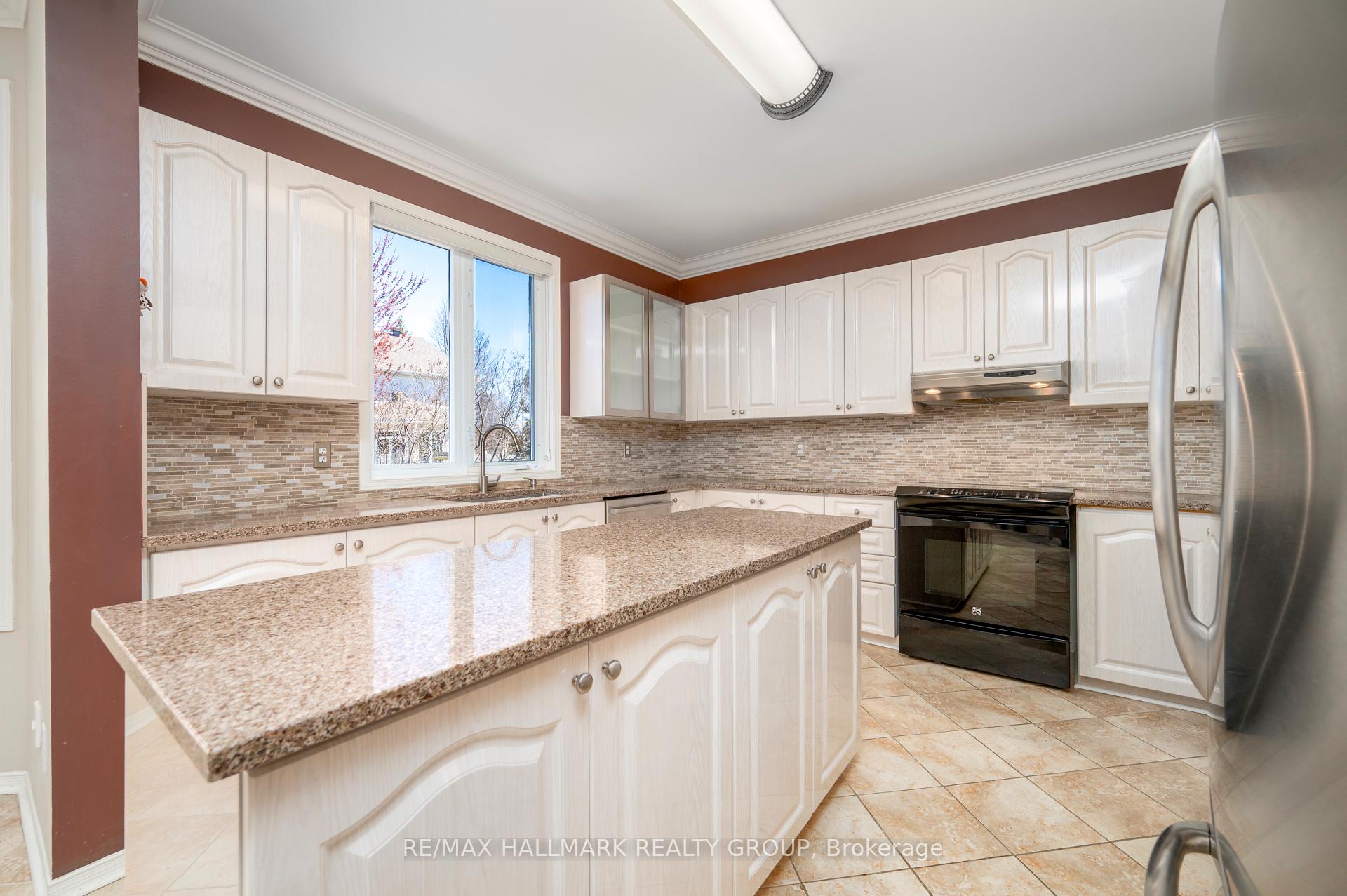 Photo 12 of 2031 Silver Pines Crescent, Ottawa, Chapel Hill South - Orleans Village — HOMEH
