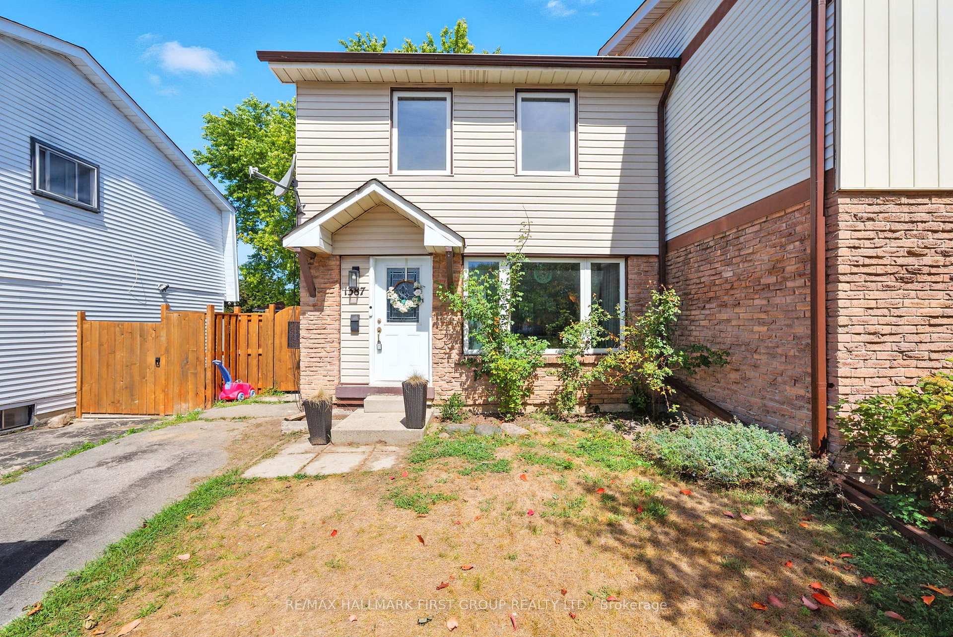 Front of Unit Upper, 1387 Largo Crescent