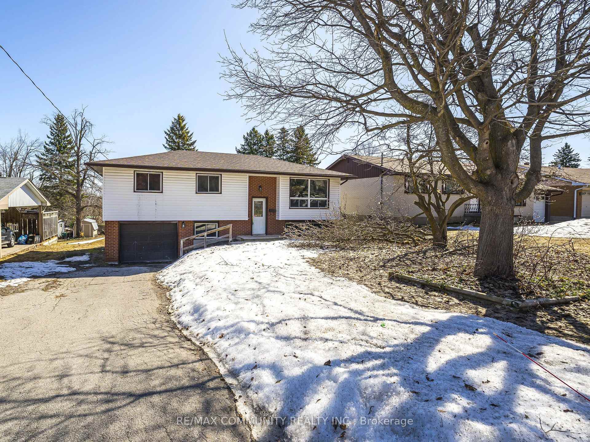 Photo 2 of 49 Quinn Avenue, Orillia — HOMEH