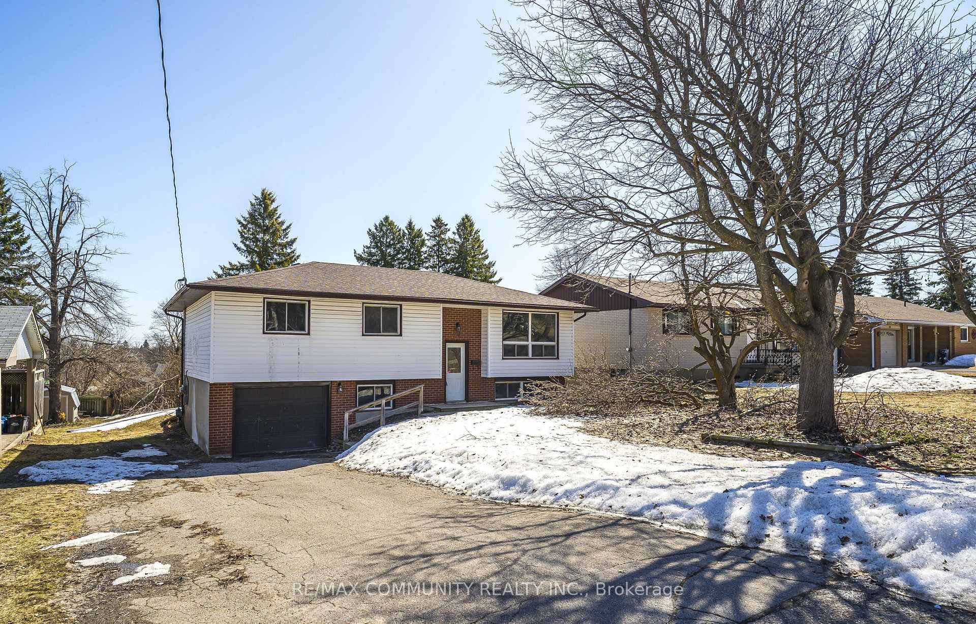 Photo 3 of 49 Quinn Avenue, Orillia — HOMEH
