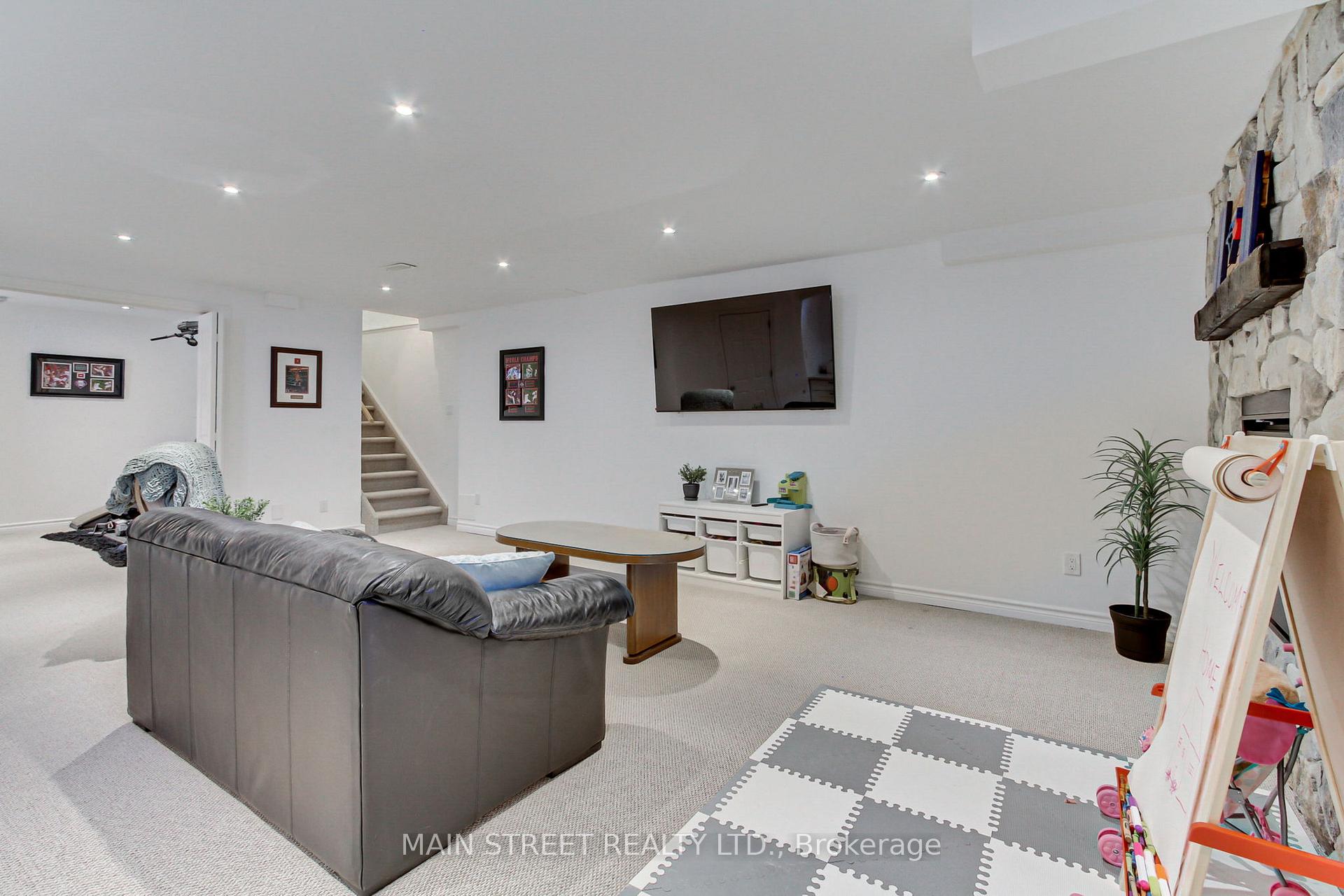 Photo 4 of 18 Weaver Terrace, New Tecumseth, Tottenham — HOMEH