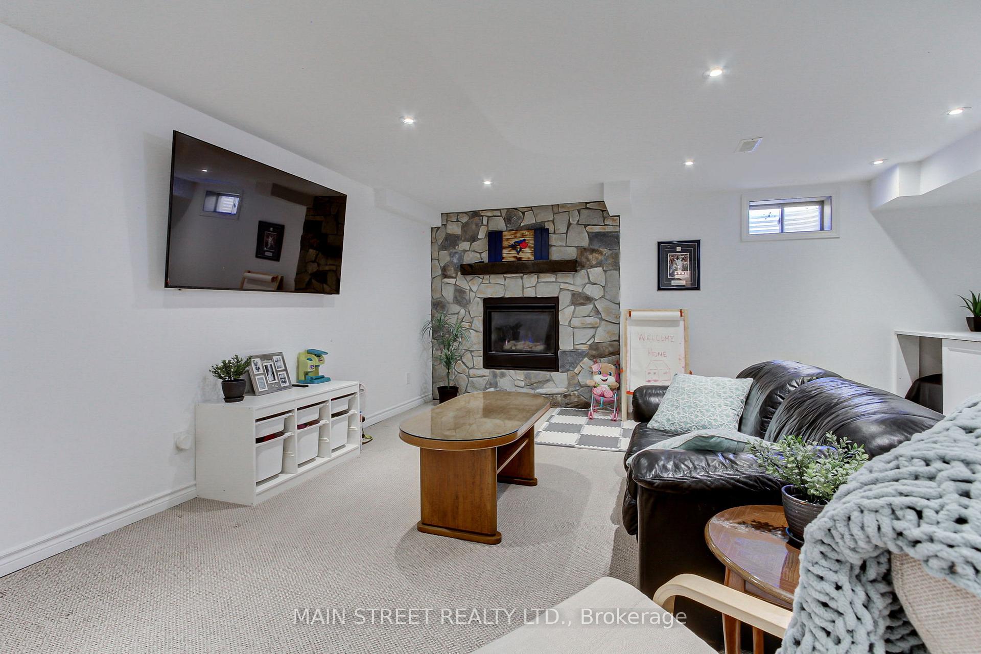 Photo 6 of 18 Weaver Terrace, New Tecumseth, Tottenham — HOMEH