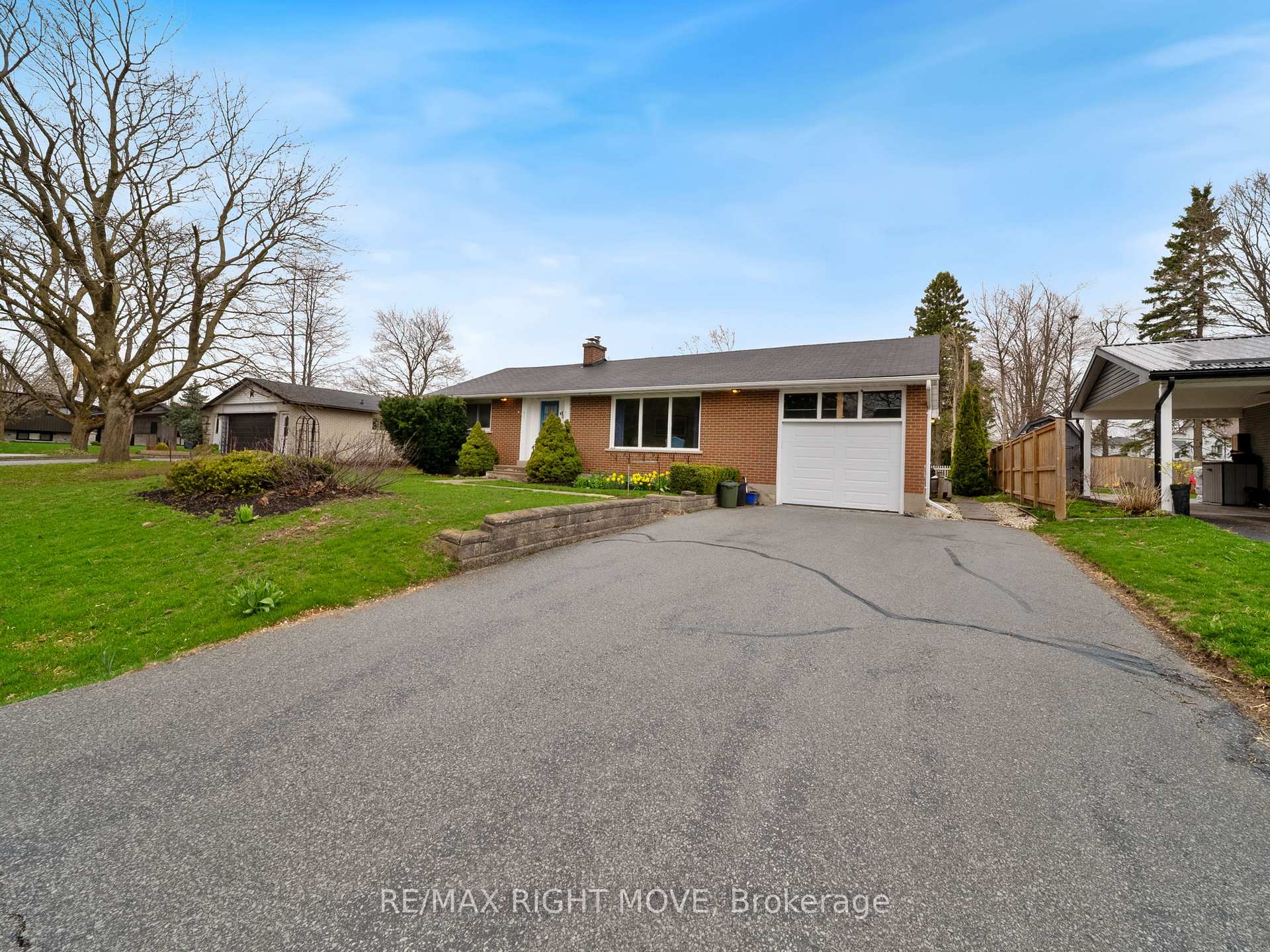Photo 4 of 190 Martin Drive, Orillia — HOMEH