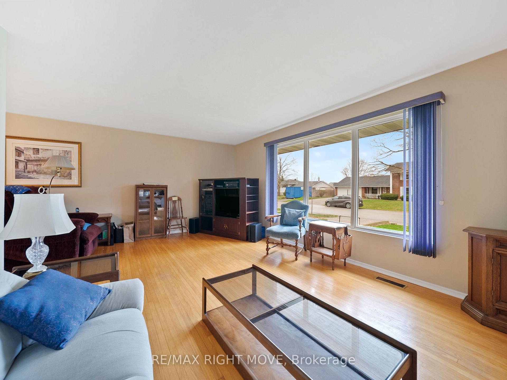 Photo 7 of 190 Martin Drive, Orillia — HOMEH