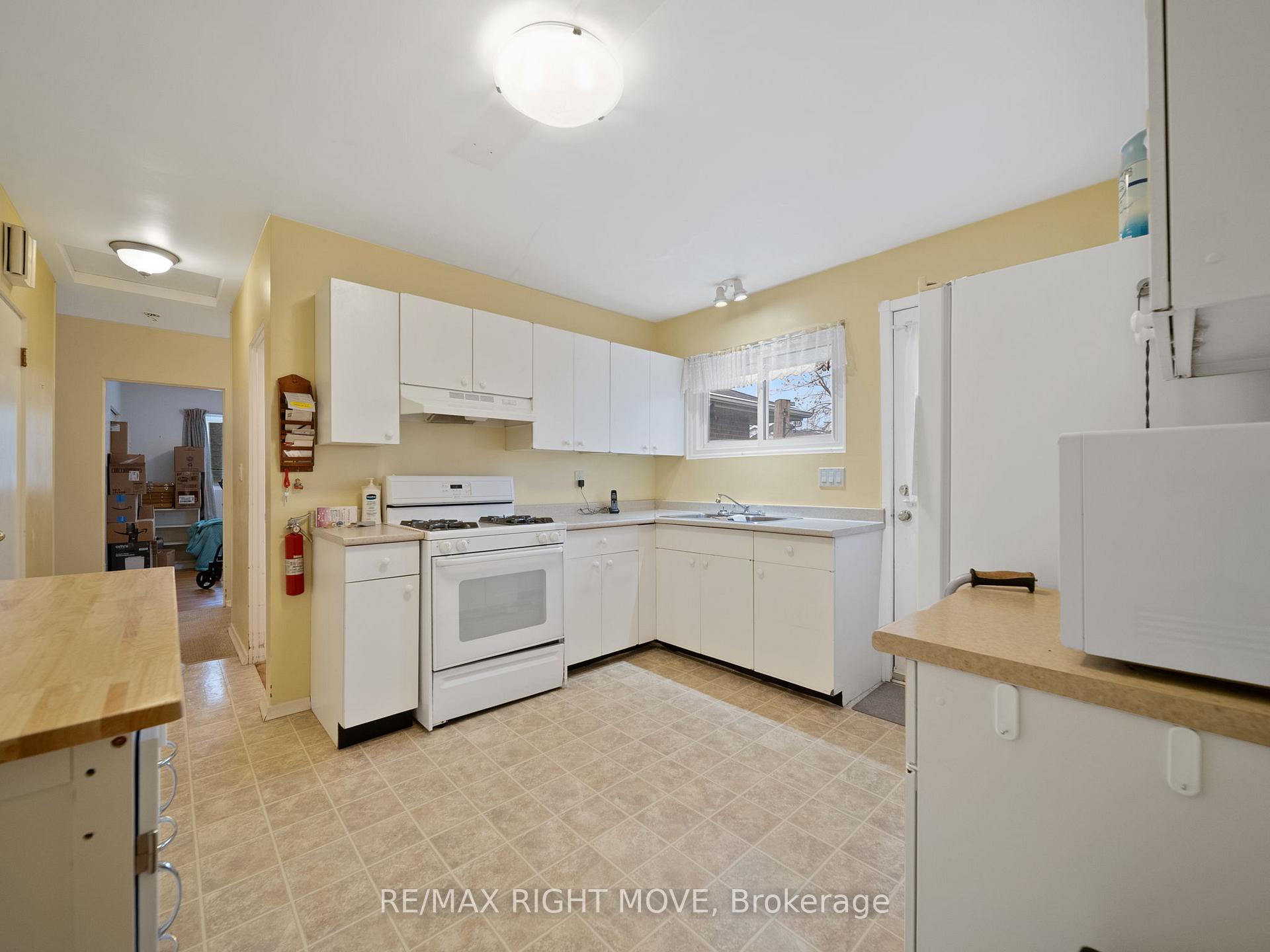 Photo 10 of 190 Martin Drive, Orillia — HOMEH