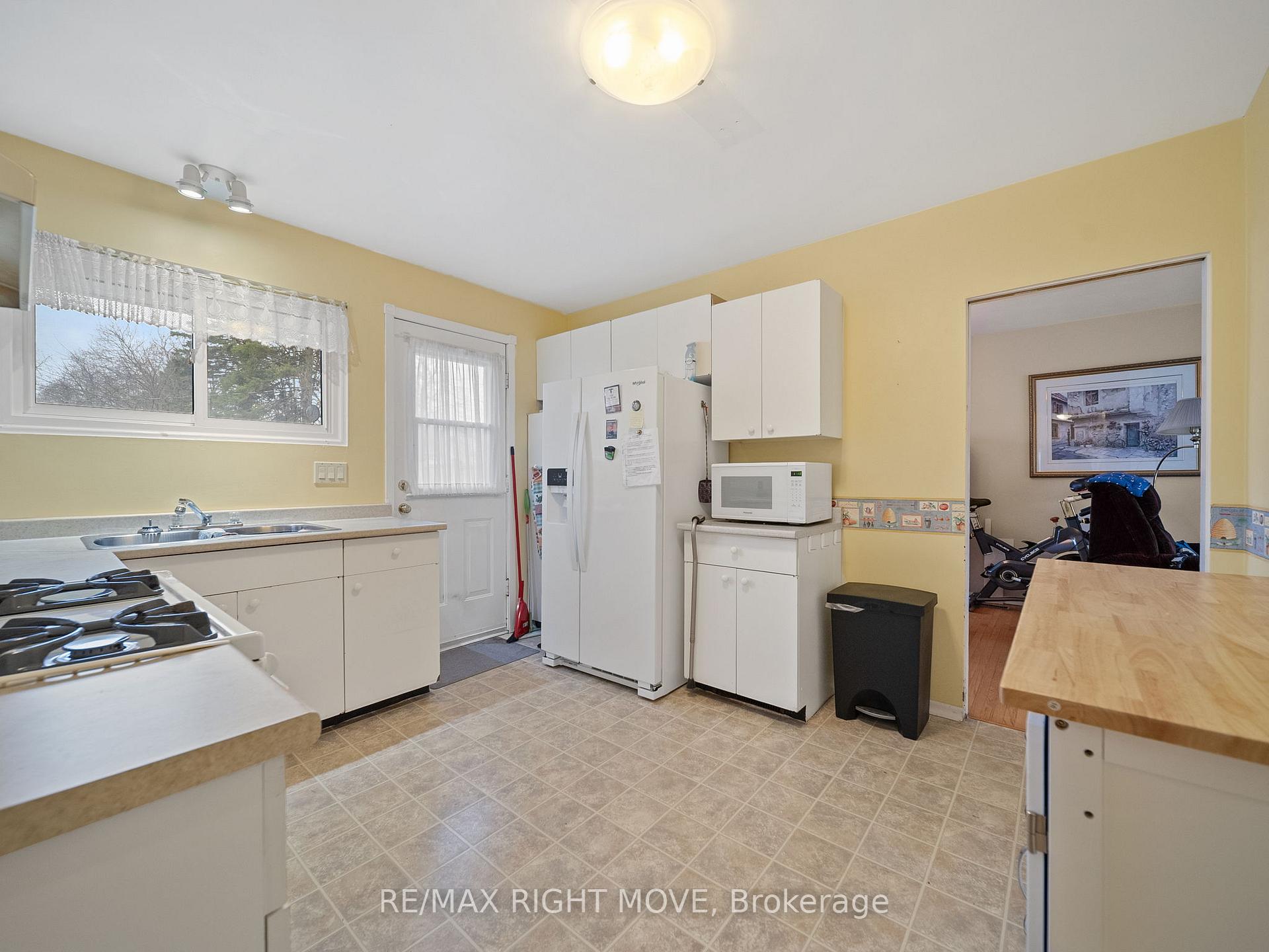 Photo 11 of 190 Martin Drive, Orillia — HOMEH