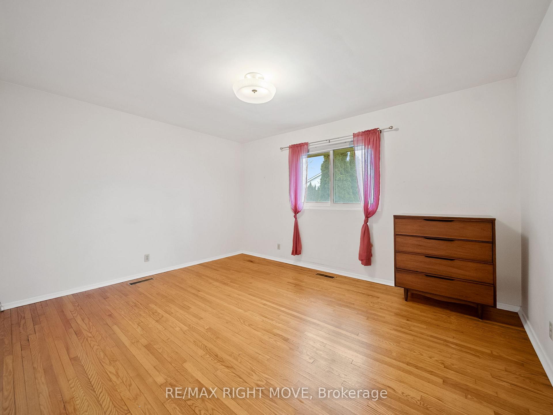 Photo 17 of 190 Martin Drive, Orillia — HOMEH