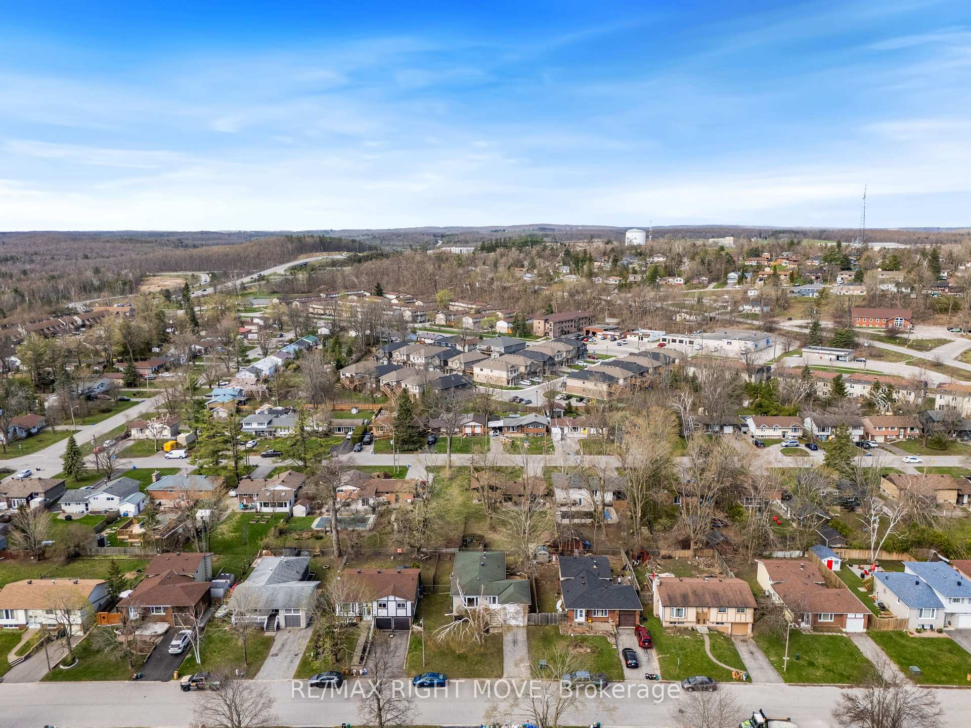 Photo 2 of 35 Andrea Crescent, Orillia — HOMEH