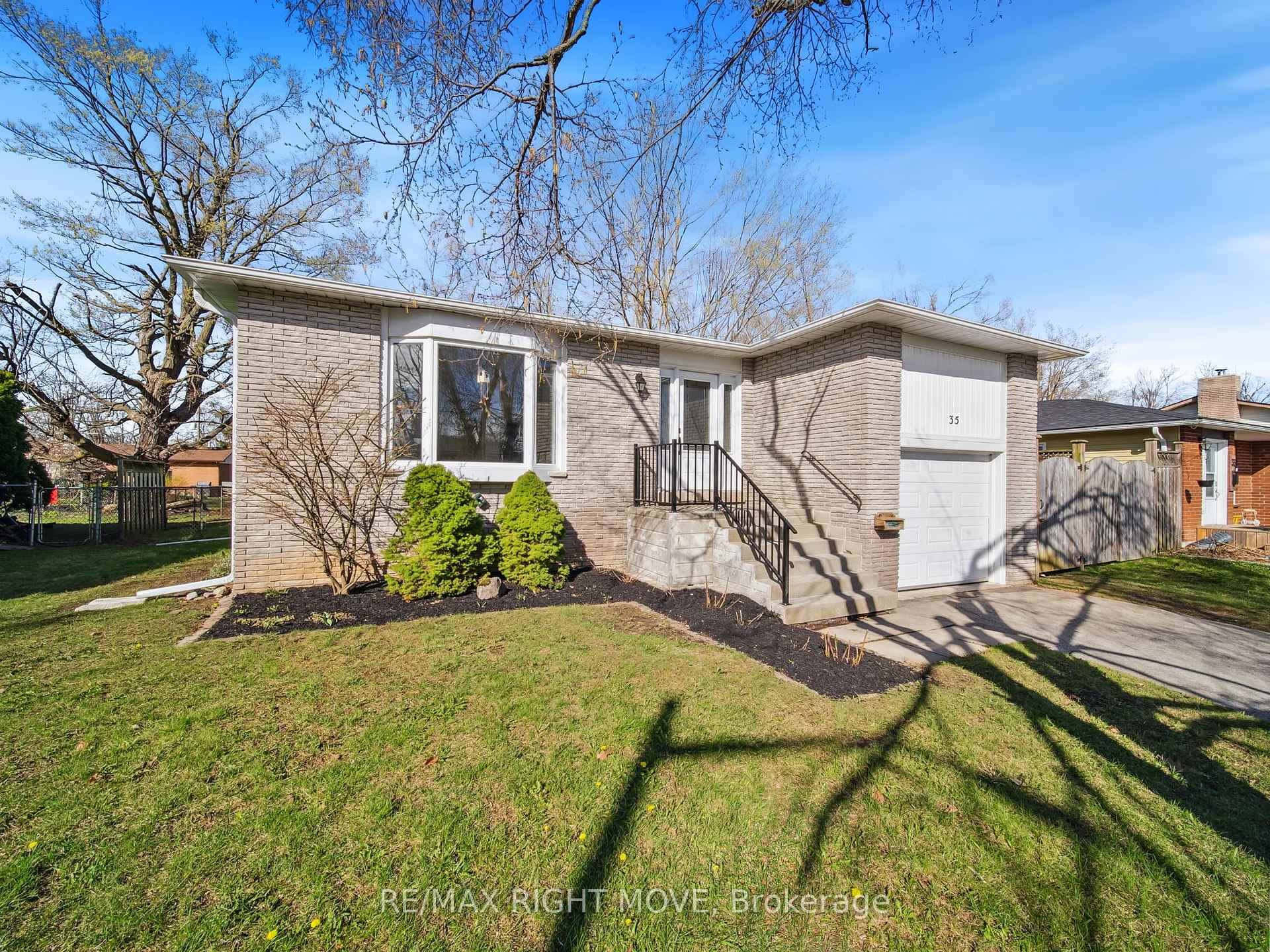 Photo 3 of 35 Andrea Crescent, Orillia — HOMEH