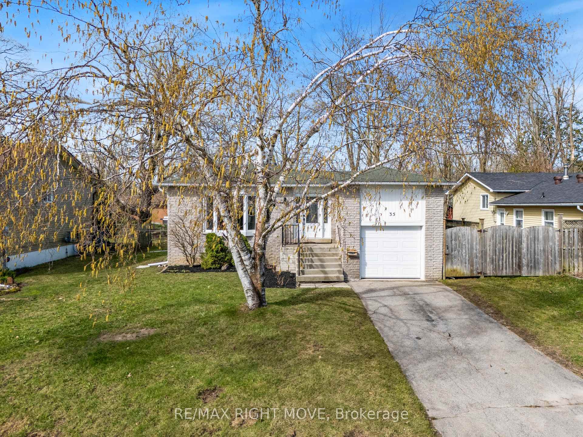 Photo 4 of 35 Andrea Crescent, Orillia — HOMEH