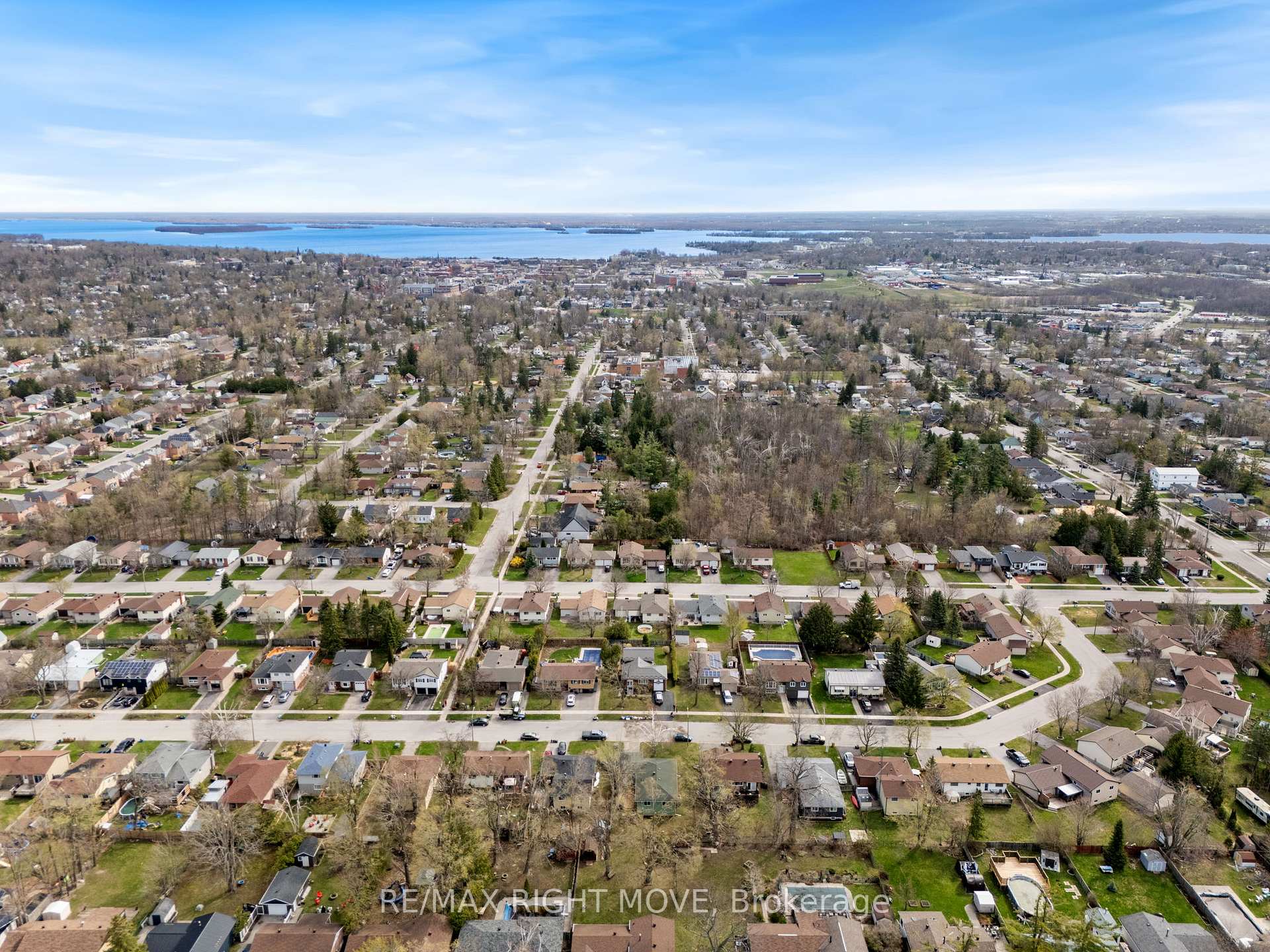 Photo 5 of 35 Andrea Crescent, Orillia — HOMEH