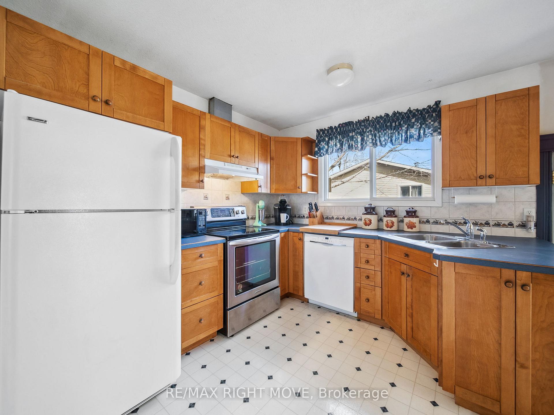 Photo 8 of 35 Andrea Crescent, Orillia — HOMEH