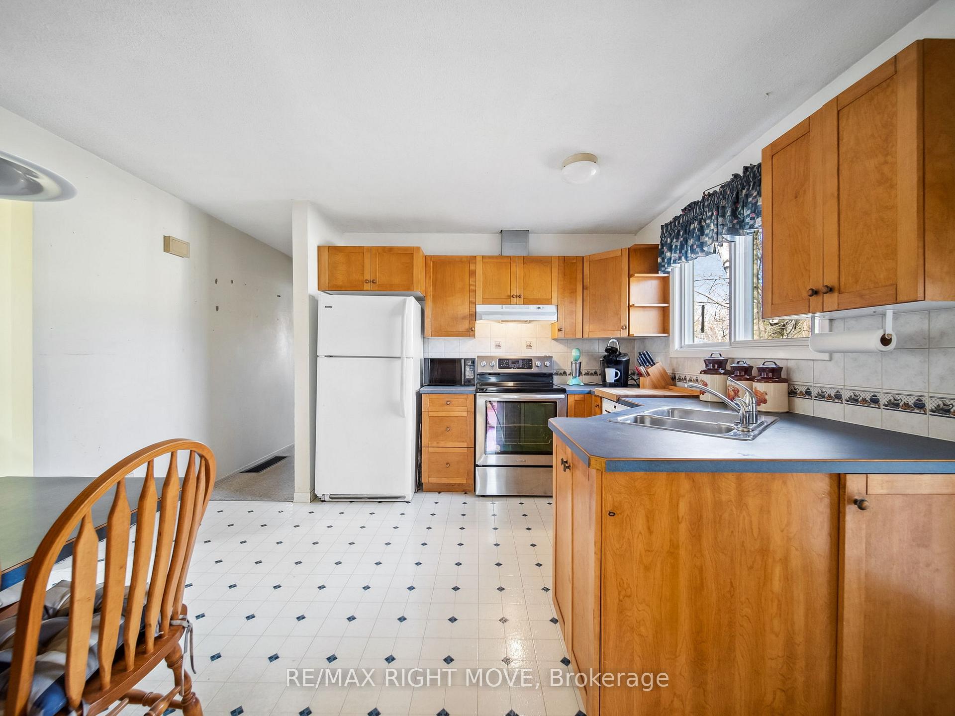 Photo 9 of 35 Andrea Crescent, Orillia — HOMEH
