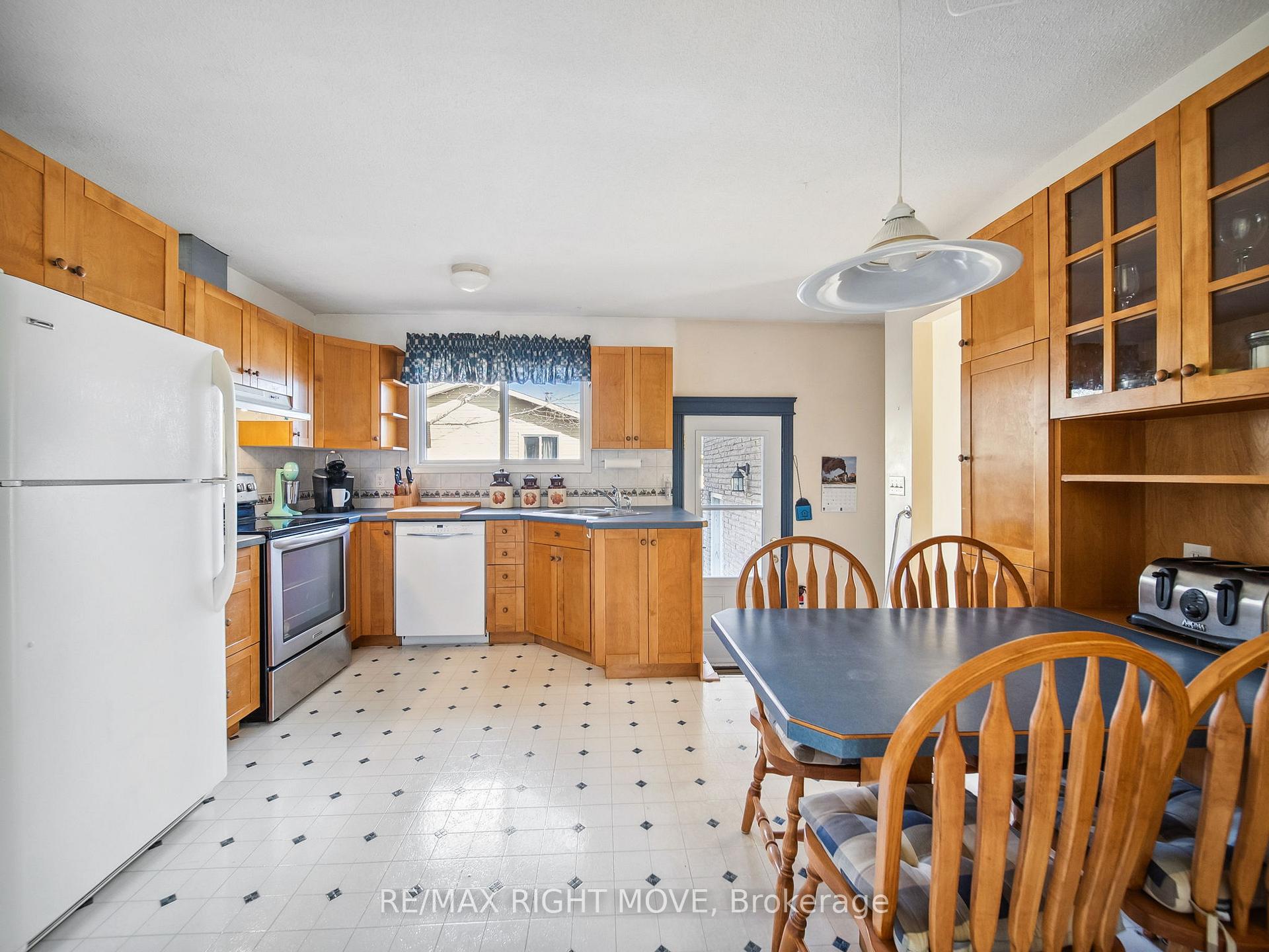 Photo 10 of 35 Andrea Crescent, Orillia — HOMEH