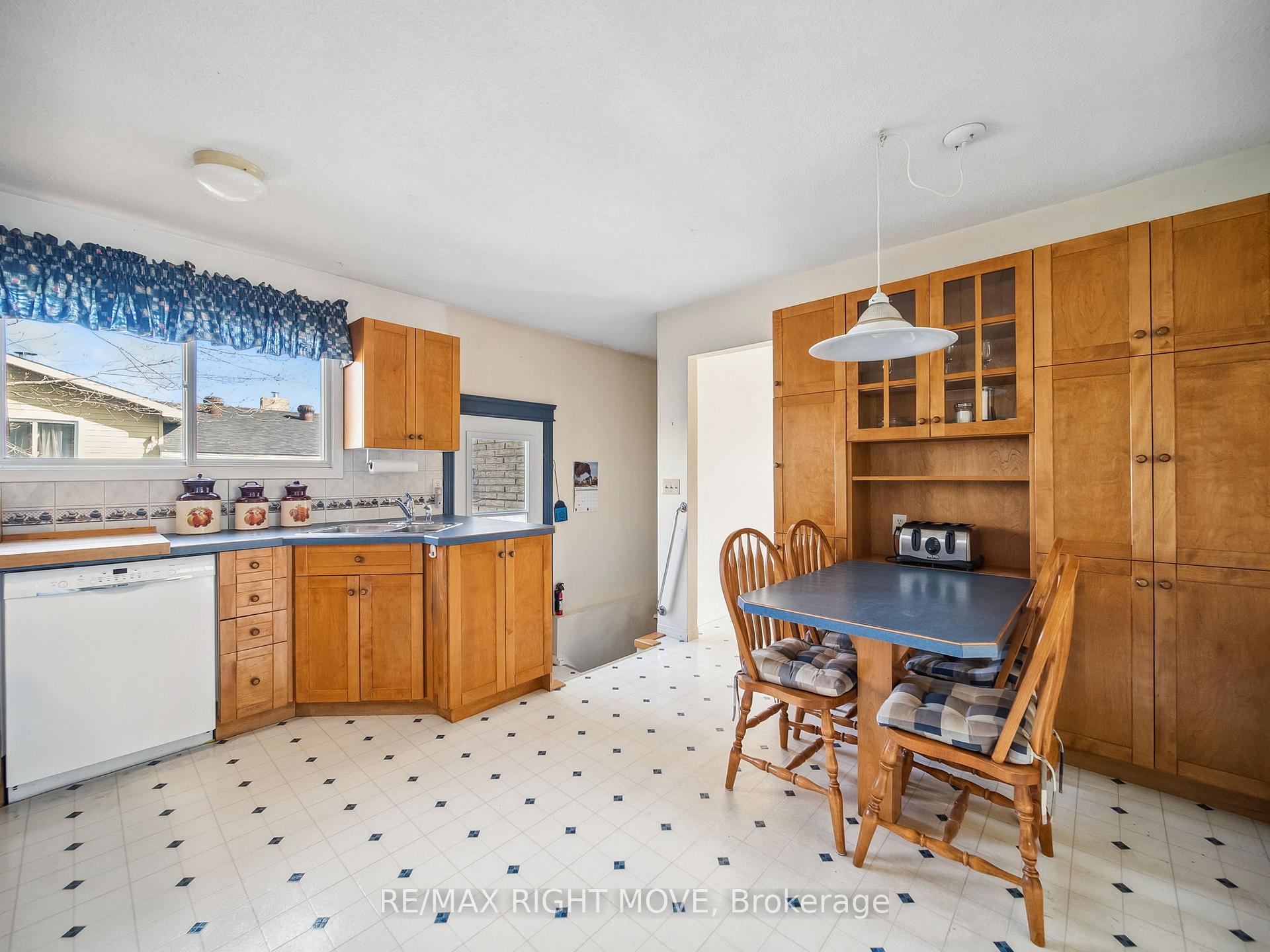 Photo 11 of 35 Andrea Crescent, Orillia — HOMEH