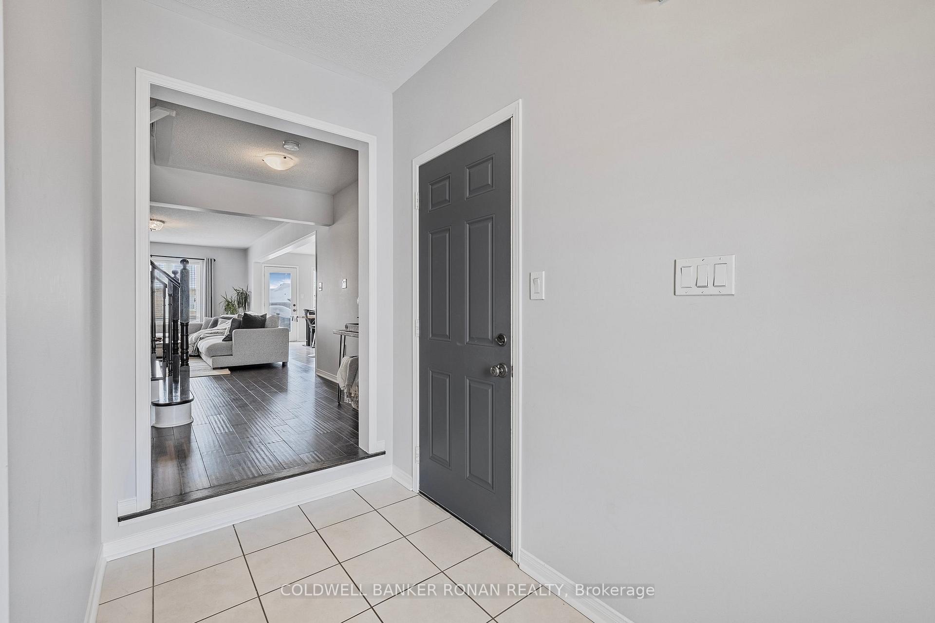 Photo 4 of 18 Willoughby Way, New Tecumseth, Alliston — HOMEH