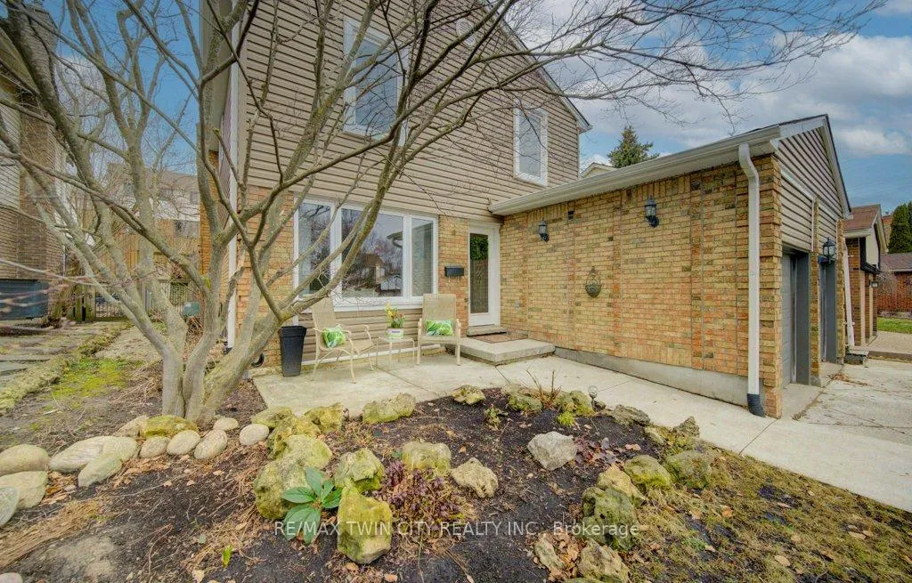 Photo 2 of 15 Deerwood Crescent, Kitchener — HOMEH