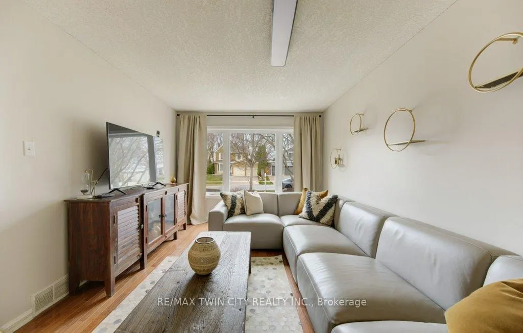 Photo 5 of 15 Deerwood Crescent, Kitchener — HOMEH