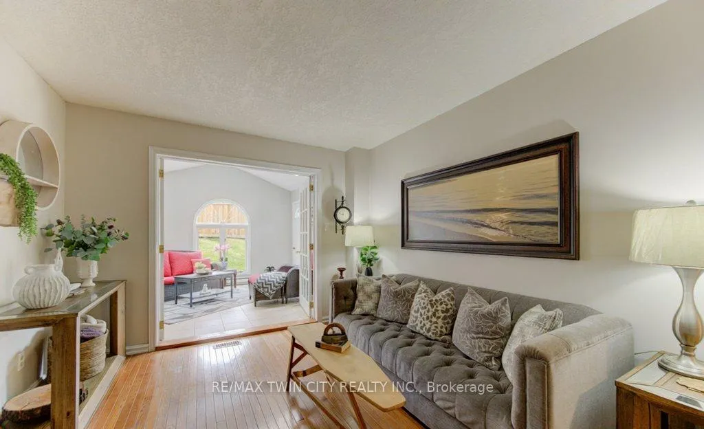 Photo 8 of 15 Deerwood Crescent, Kitchener — HOMEH