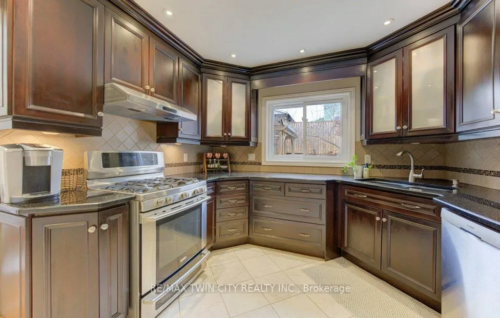 Photo 16 of 15 Deerwood Crescent, Kitchener — HOMEH