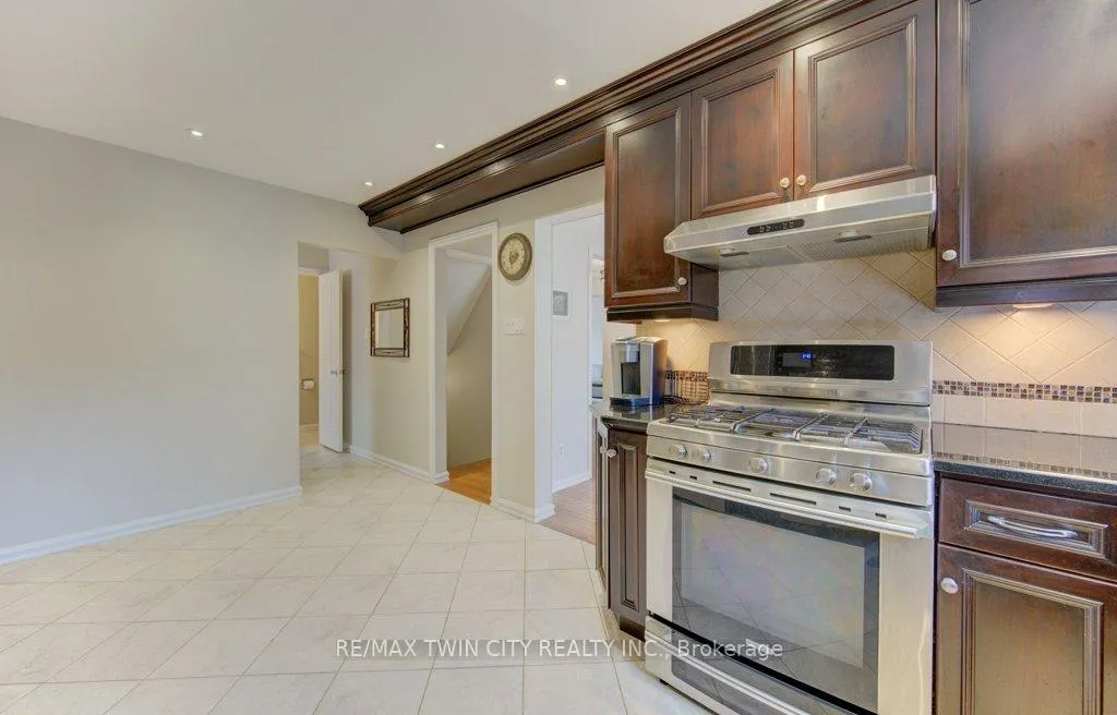 Photo 18 of 15 Deerwood Crescent, Kitchener — HOMEH