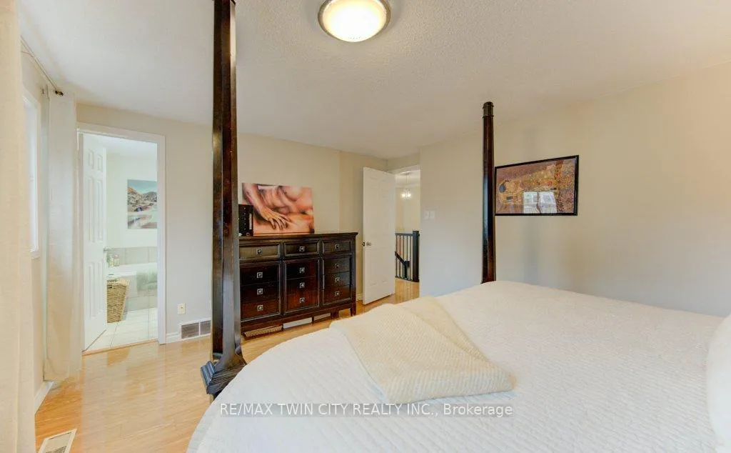 Photo 24 of 15 Deerwood Crescent, Kitchener — HOMEH