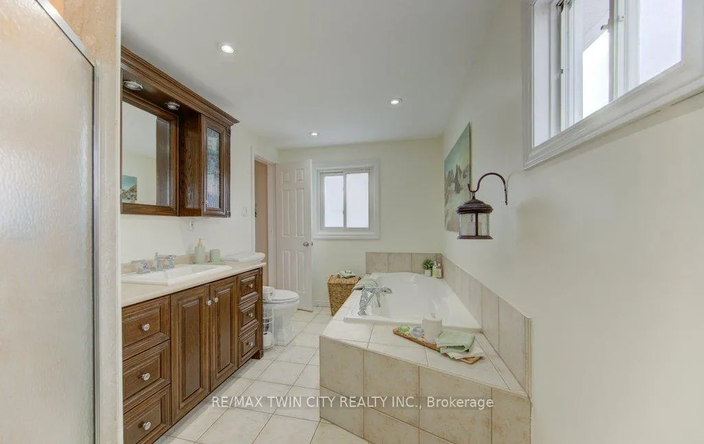 Photo 26 of 15 Deerwood Crescent, Kitchener — HOMEH