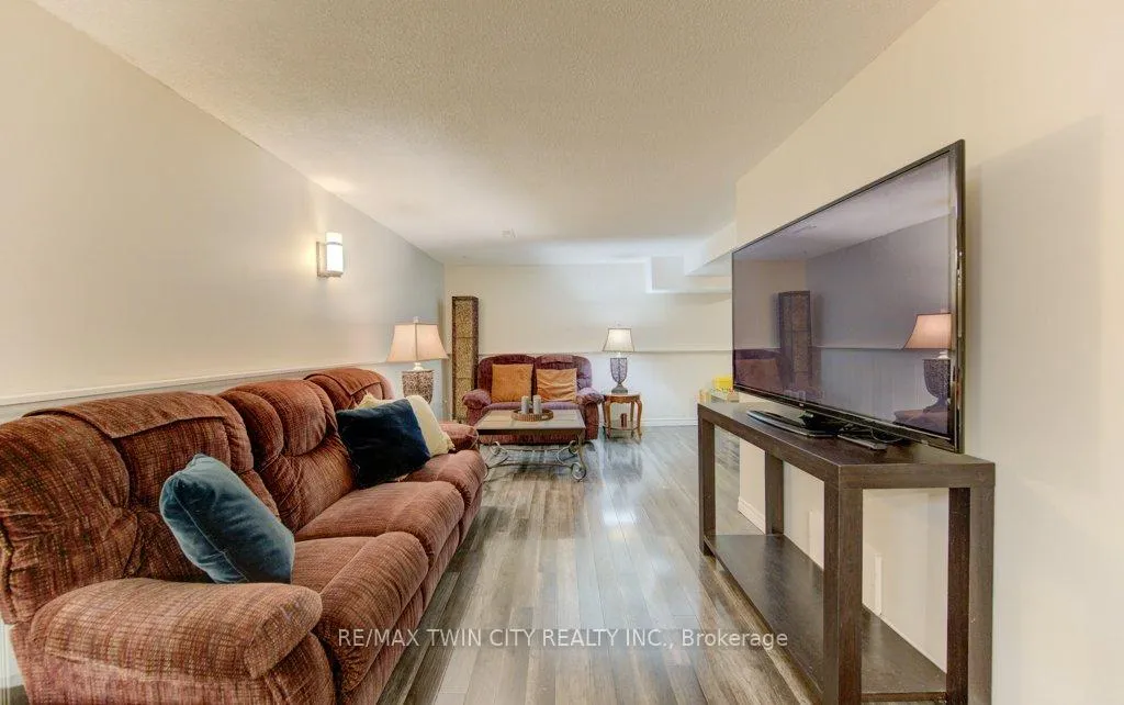 Photo 33 of 15 Deerwood Crescent, Kitchener — HOMEH