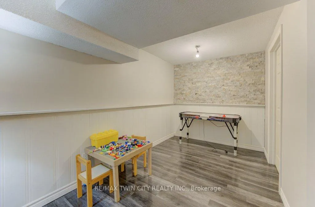 Photo 36 of 15 Deerwood Crescent, Kitchener — HOMEH
