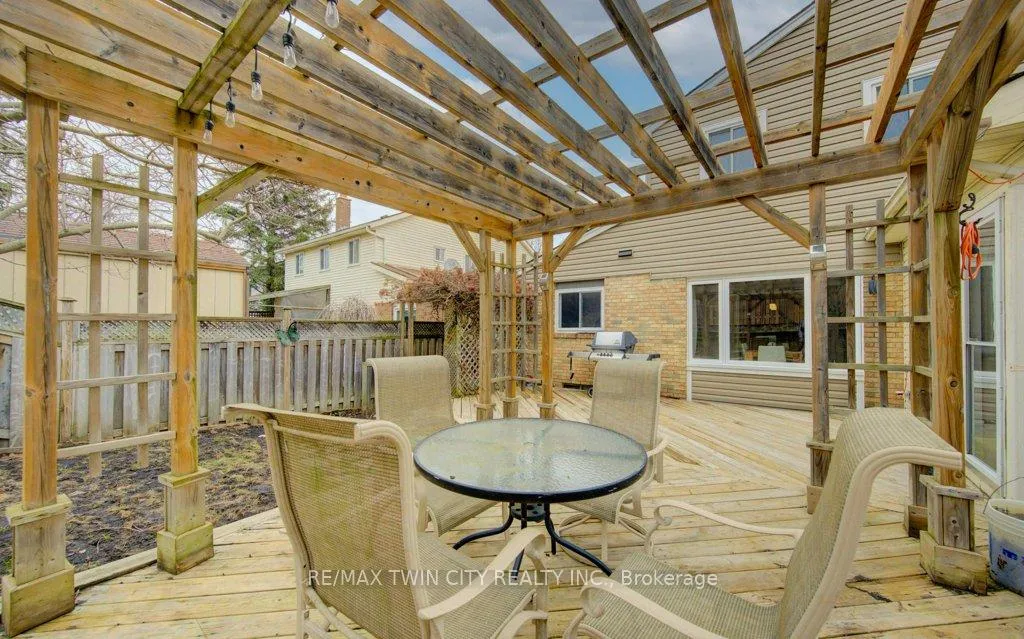 Photo 37 of 15 Deerwood Crescent, Kitchener — HOMEH
