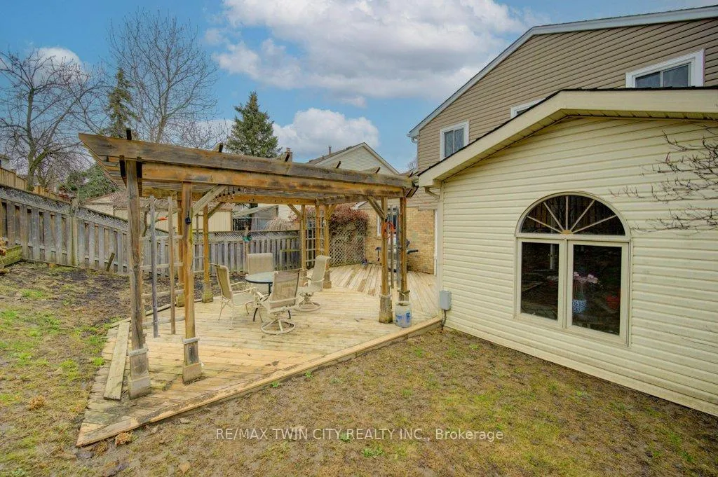 Photo 38 of 15 Deerwood Crescent, Kitchener — HOMEH