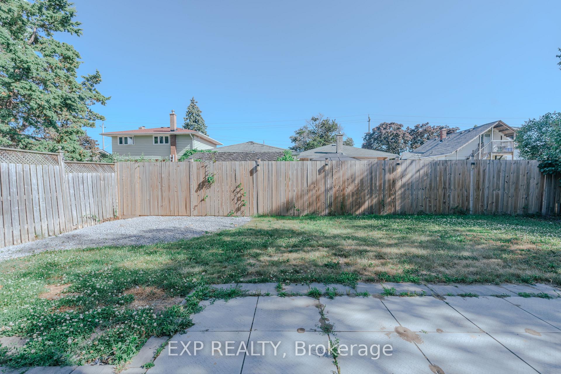 Photo 18 of 39 Seneca Avenue, Oshawa, Samac — HOMEH